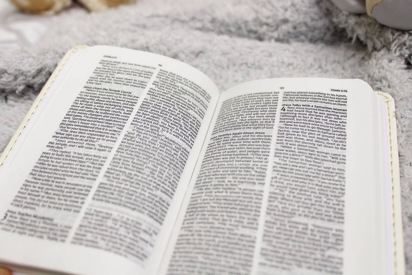 NIV Tiny Testament Bible New Testament Leathersoft White